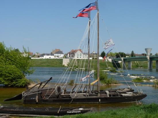 Toues et gabares au port de Jargeau