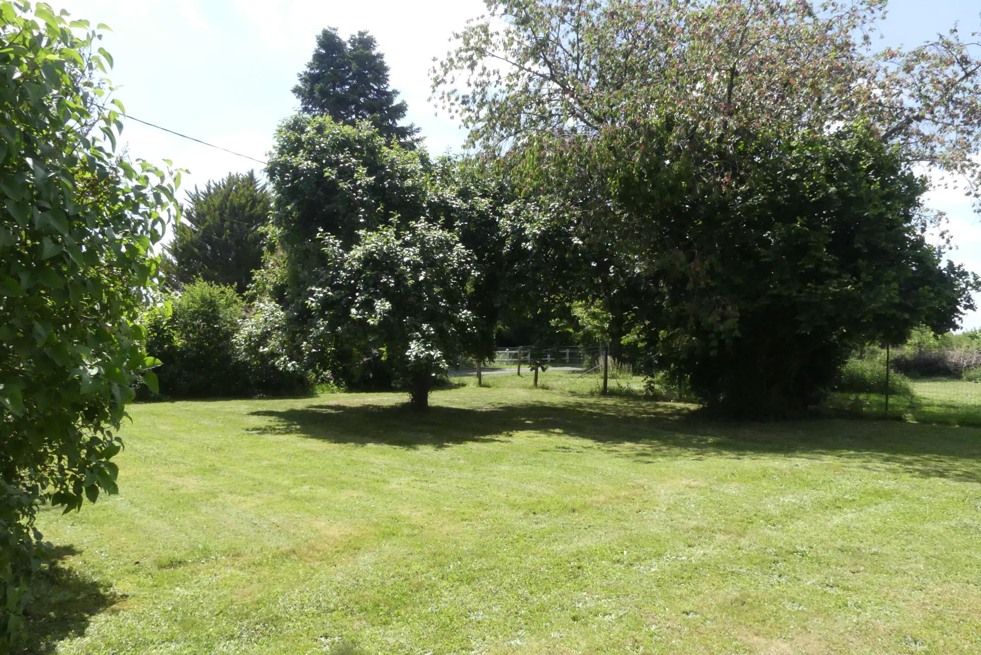 le jardin clos et arboré